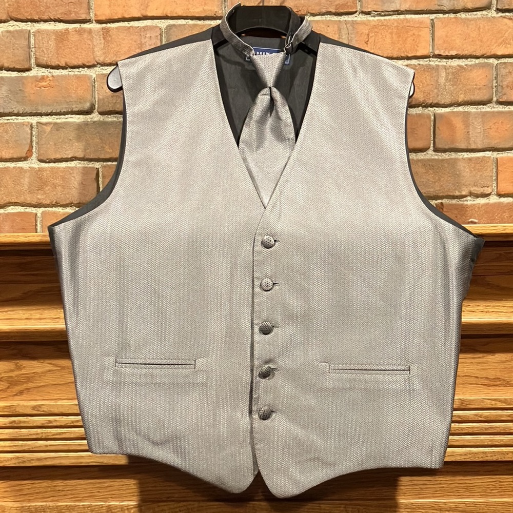 EUC Andrew Fezza gray satin 5 button vest and optional tie